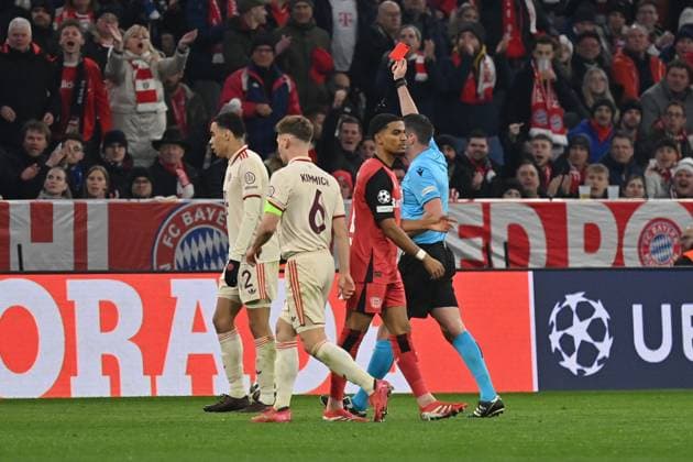 05.03.2025, xjrdrx, Fussball UEFA Champions League, FC Bayern Muenchen - Bayer 04 Leverkusen v.l. Schiedsrichter Referee Michael Oliver (England) zeigt Nordi Mukiele (Bayer Leverkusen) die gelb-rote Karte (DFL DFB REGULATIONS PROHIBIT ANY USE OF PHOTOGRAPHS as IMAGE SEQUENCES and or QUASI-VIDEO) Muenchen