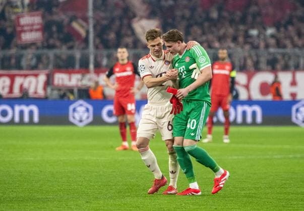 Fußball, Herren, Saison 2024 2025, Champions League (Achtelfinale, Hinspiel), FC Bayern München - Bayer Leverkusen, v. l. Joshua Kimmich (FC Bayern), Torhüter Jonas Urbig (FC Bayern), 05.03. 2025, Copyright: xMatthiasxKochx