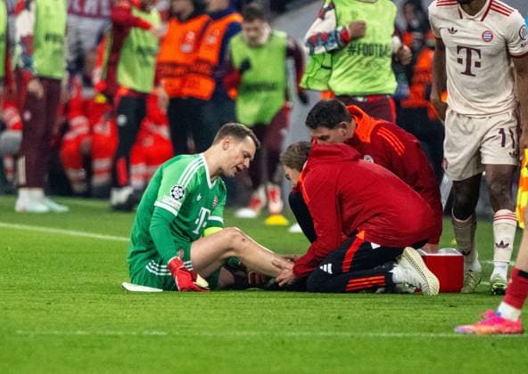 Fußball, Herren, Saison 2024 2025, Champions League (Achtelfinale, Hinspiel), FC Bayern München - Bayer Leverkusen, Torhüter Manuel Neuer (FC Bayern) wird behandelt, 05.03. 2025, Copyright: xMatthiasxKochx
