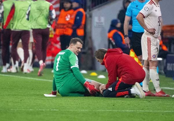 Fußball, Herren, Saison 2024 2025, Champions League (Achtelfinale, Hinspiel), FC Bayern München - Bayer Leverkusen, Torhüter Manuel Neuer (FC Bayern) wird behandelt, 05.03. 2025, Copyright: xMatthiasxKochx