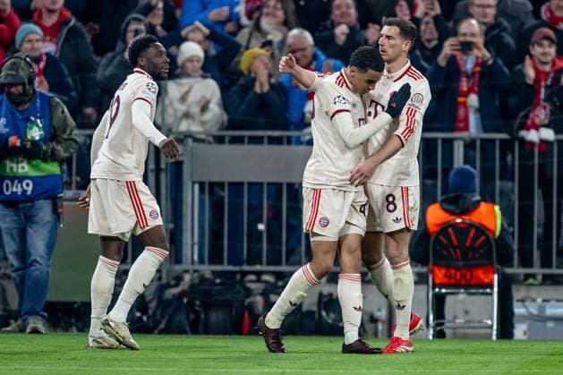 Alphonso Davies (FC Bayern Muenchen, 19) und Leon Goretzka (FC Bayern Muenchen, 8) bejubeln mit Jamal Musiala (FC Bayern Muenchen, 42) dessen Tor zum 2:0. GER, FC Bayern Muenchen vs. Bayer 04 Leverkusen, Fussball, Champions League, Achtelfinale, Hinspiel, Spielzeit 2024 2025, 05.03. (DFL DFB REGULATIONS PROHIBIT ANY USE OF PHOTOGRAPHS as IMAGE SEQUENCES and or QUASI-VIDEO). GER, FC Bayern Muenchen vs. Bayer 04 Leverkusen, Fussball, Champions League, Achtelfinale, Hinspiel, Spielzeit 2024 2025, 05.03. Muenchen Copyright: xEibner-Pressefoto HeikexFeinerx EP_HFR