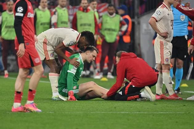 05.03.2025, xjrdrx, Fussball UEFA Champions League, FC Bayern Muenchen - Bayer 04 Leverkusen v.l. Manuel Neuer (FC Bayern Muenchen) verletzt, Verletzung, Schmerz, Schmerzen (DFL DFB REGULATIONS PROHIBIT ANY USE OF PHOTOGRAPHS as IMAGE SEQUENCES and or QUASI-VIDEO) Muenchen