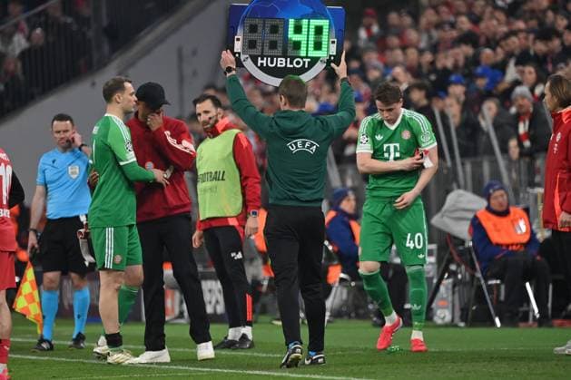 05.03.2025, xjrdrx, Fussball UEFA Champions League, FC Bayern Muenchen - Bayer 04 Leverkusen v.l. Manuel Neuer (FC Bayern Muenchen) verletzt, Verletzung, Schmerz, Schmerzen Trainer head coach Vincent Kompany (FC Bayern Muenchen) Jonas Urbig (FC Bayern Muenchen) (DFL DFB REGULATIONS PROHIBIT ANY USE OF PHOTOGRAPHS as IMAGE SEQUENCES and or QUASI-VIDEO) Muenchen