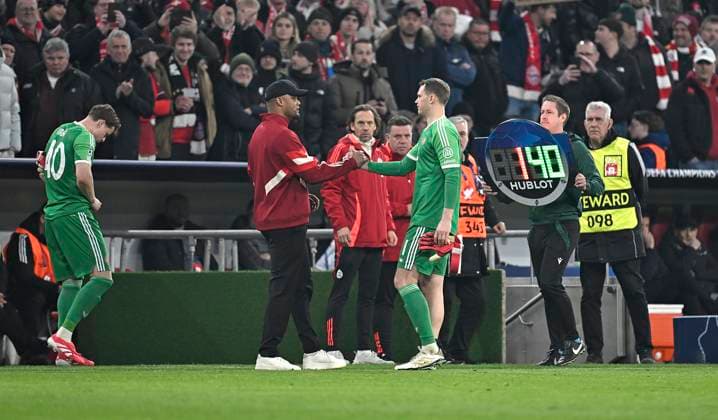 05.03.2025, Fussball UEFA Champions League 2024 2025: Achtelfinale, FC Bayern München - Bayer 04 Leverkusen, in der Allianz-Arena München. Auswechslung, Trainer Vincent Kompany (mi., Bayern München) muss den verletzten Torwart Manuel Neuer (re., Bayern München) ausgwechseln für ihn kommt Torwart Jonas Kurt Urbig (li., Bayern München) ins Spiel