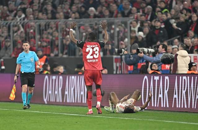 05.03.2025, Fussball UEFA Champions League 2024 2025: Achtelfinale, FC Bayern München - Bayer 04 Leverkusen, in der Allianz-Arena München. (L-R) Nordi Mukiele (Bayer Leverkusen) nach dem Foul an Kingsley Coman (Bayern München)