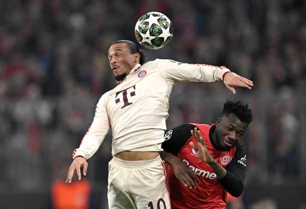 05.03.2025, Fussball UEFA Champions League 2024 2025: Achtelfinale, FC Bayern München - Bayer 04 Leverkusen, in der Allianz-Arena München. (L-R) Leroy Sane (Bayern München) gegen Edmond Tapsoba (Bayer Leverkusen)