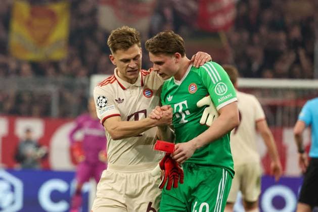Joshua Kimmich 6 (FC Bayern Muenchen) wuenscht Jonas Urbig 40 (FC Bayern Muenchen) alles gute bei seiner Einwechslung, FC Bayern Muenchen vs. Bayer 04 Leverkusen, Fussball, Champions League, Achtelfinale, Hinspiel, 05.03.2025 Muenchen Bayern Deutschland