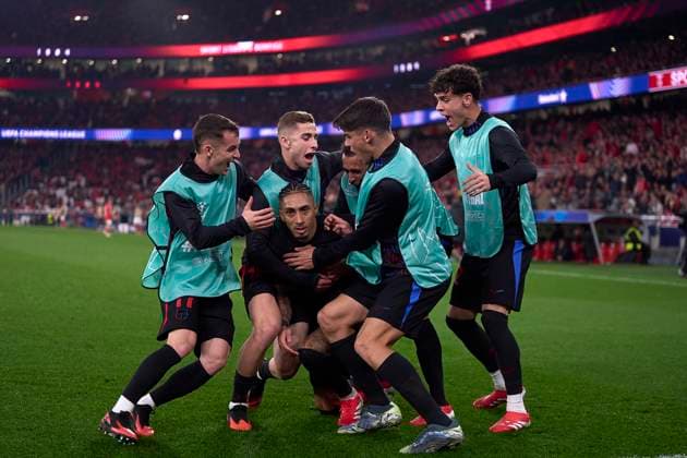 Sport Themen der Woche KW10 Sport Bilder des Tages SL Benfica Vs FC Barcelona, Barca - UEFA Champions League 2024 25 Round Of 16 First Leg Raphinha of FC Barcelona celebrates with his team mates after scoring his team s first goal during the UEFA Champions League 2024 25 UEFA Champions League 2024 25 Round of 16 first leg match between SL Benfica and FC Barcelona at on March 05, 2025 in Lisbon, Portugal. Lisbon, Portugal Lisbon Portugal  Copyright: xJosexManuelxAlvarezxReyx originalFilename:alvarezrey-slbenfic250305_npZTv.jpg