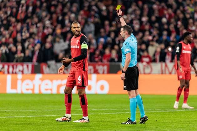 UEFA Champions League, FC Bayern München - Bayer 04 Leverkusen; 05.03.2025 Jonathan Tah (Bayer 04 Leverkusen, 4) sieht Gelb UEFA Champions League Achtelfinale Hinspiel, FC Bayern München - Bayer 04 Leverkusen; München, Allianz Arena am 05.03.2025 Copyright: xBEAUTIFULxSPORTS Wunderlx