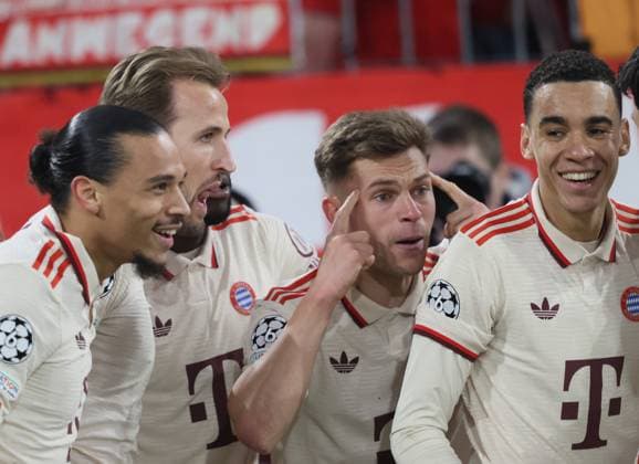 Bayerns 10 Leroy SANE, Bayerns 9 Harry KANE, Bayerns 6 Joshua KIMMICH und Bayerns 42 Jamal MUSIALA nach Tor zum 3:0. Fussball: Bayern-Leverkusen. Fußball Championsleague, FC Bayern München - Bayer 04 Leverkusen, Achtelfinale, Saison 2024-2025, am 5.03.2025 in Muenchen, A L L I A N Z A R E N A, Deutschland. Quelle Copyright Credit : Oryk HAIST