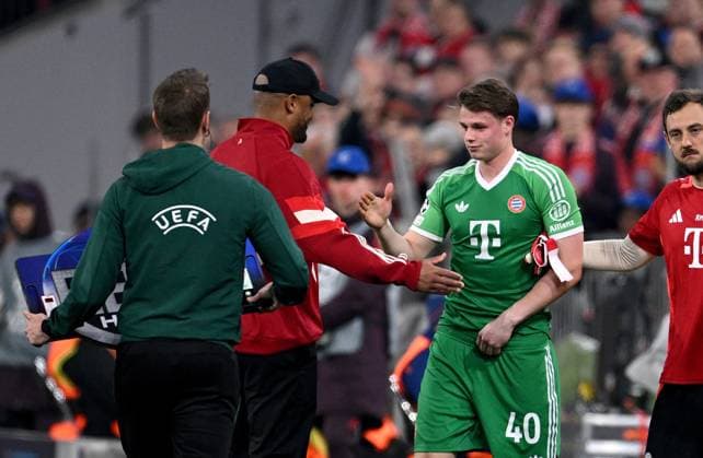 FUSSBALL CHAMPIONS LEAGUE SAISON 2024 2025 Achtelfinal Hinspiel FC Bayern Muenchen - Bayer 04 Leverkusen 05.03.2025 Trainer Vincent Kompany (FC Bayern Muenchen) mit Torwart Jonas Urbig (re, FC Bayern Muenchen) Einwechslung