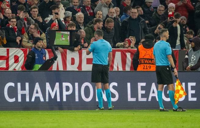 Fußball, Herren, Saison 2024 2025, Champions League (Achtelfinale, Hinspiel), FC Bayern München - Bayer Leverkusen, Schiedsrichter Michael Oliver (ENG) gibt nach Videobeweis Elfmeter für Bayern, 05.03. 2025, Copyright: xMatthiasxKochx