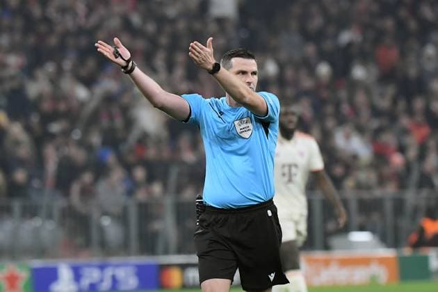 05.03.2025, xemx, Fussball UEFA Champions League, FC Bayern Muenchen - Bayer 04 Leverkusen v.l. Schiedsrichter Referee Michael Oliver (England) (DFL DFB REGULATIONS PROHIBIT ANY USE OF PHOTOGRAPHS as IMAGE SEQUENCES and or QUASI-VIDEO) Muenchen
