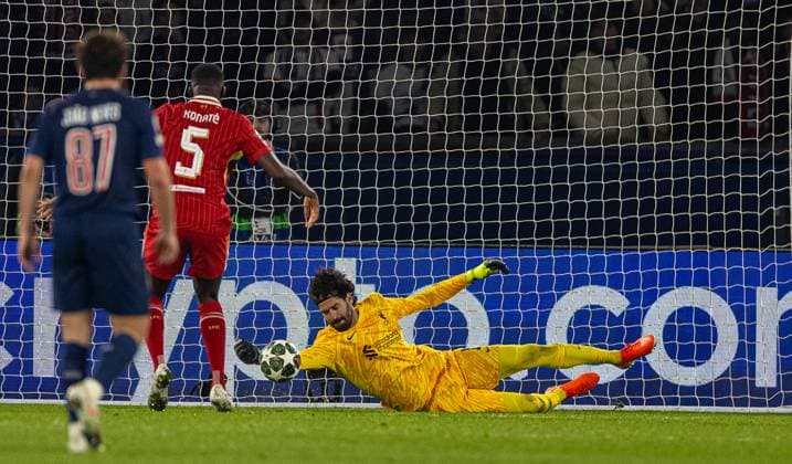 Football - UEFA Champions League - Round of 16 1st Leg - Paris Saint-Germain v Liverpool FC PARIS, FRANCE - Wednesday, March 5, 2025: Liverpool s goalkeeper Alisson Becker makes a save during the UEFA Champions League Round of 16 1st Leg game between Paris Saint-Germain and Liverpool FC at the Parc des Princes. (Photo by David Rawcliffe Propaganda) PARIS Parc des Princes ÃŽLE-DE-FRANCE FRANCE  Copyright: xDavidxRawcliffex P2025-03-05-PSG_Liverpool-57