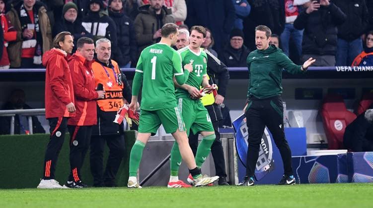 FUSSBALL CHAMPIONS LEAGUE SAISON 2024 2025 Achtelfinal Hinspiel FC Bayern Muenchen - Bayer 04 Leverkusen 05.03.2025 Torwart Manuel Neuer (li, FC Bayern Muenchen) mit Torwart Jonas Urbig (re, FC Bayern Muenchen) Einwechslung