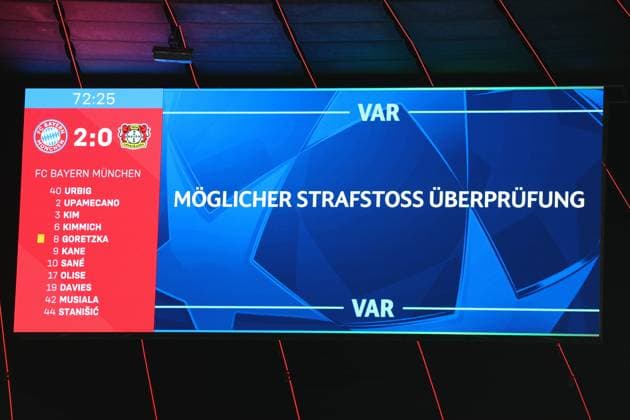 Fußball UEFA Champions League Achtelfinale FC Bayern München - Bayer 04 Leverkusen am 05.03.2025 in der Allianz Arena in München Die Anzeigetafel in der Allianz Arena zeigt VAR Video Assist Videobeweis an