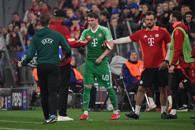 05.03.2025, xjrdrx, Fussball UEFA Champions League, FC Bayern Muenchen - Bayer 04 Leverkusen v.l. Trainer head coach Vincent Kompany (FC Bayern Muenchen) Jonas Urbig (FC Bayern Muenchen)) (DFL DFB REGULATIONS PROHIBIT ANY USE OF PHOTOGRAPHS as IMAGE SEQUENCES and or QUASI-VIDEO) Muenchen