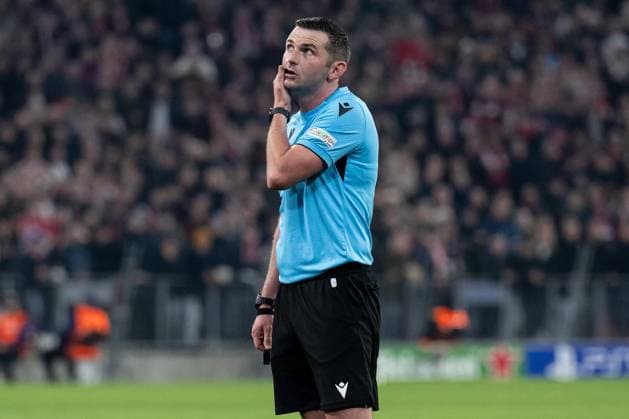Michael Oliver (Schiedsrichter Referee, ENG). GER, FC Bayern Muenchen vs. Bayer 04 Leverkusen, Fussball, Champions League, Achtelfinale, Hinspiel, Spielzeit 2024 2025, 05.03. (DFL DFB REGULATIONS PROHIBIT ANY USE OF PHOTOGRAPHS as IMAGE SEQUENCES and or QUASI-VIDEO). GER, FC Bayern Muenchen vs. Bayer 04 Leverkusen, Fussball, Champions League, Achtelfinale, Hinspiel, Spielzeit 2024 2025, 05.03. Muenchen Copyright: xEibner-Pressefoto HeikexFeinerx EP_HFR