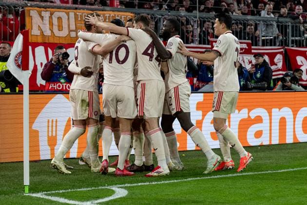 Die Bayern bejubeln mit Harry Kane (FC Bayern Muenchen, 9) dessen Tor per Elfmeter Strafstoss zum 3:0. GER, FC Bayern Muenchen vs. Bayer 04 Leverkusen, Fussball, Champions League, Achtelfinale, Hinspiel, Spielzeit 2024 2025, 05.03. (DFL DFB REGULATIONS PROHIBIT ANY USE OF PHOTOGRAPHS as IMAGE SEQUENCES and or QUASI-VIDEO). GER, FC Bayern Muenchen vs. Bayer 04 Leverkusen, Fussball, Champions League, Achtelfinale, Hinspiel, Spielzeit 2024 2025, 05.03. Muenchen Copyright: xEibner-Pressefoto HeikexFeinerx EP_HFR