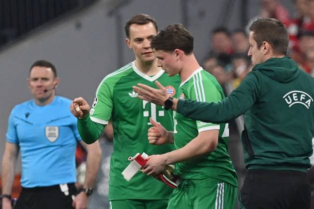 05.03.2025, xjrdrx, Fussball UEFA Champions League, FC Bayern Muenchen - Bayer 04 Leverkusen v.l. Manuel Neuer (FC Bayern Muenchen) verletzt, Verletzung, Schmerz, Schmerzen Einwechslung Auswechslung Jonas Urbig (FC Bayern Muenchen)) (DFL DFB REGULATIONS PROHIBIT ANY USE OF PHOTOGRAPHS as IMAGE SEQUENCES and or QUASI-VIDEO) Muenchen