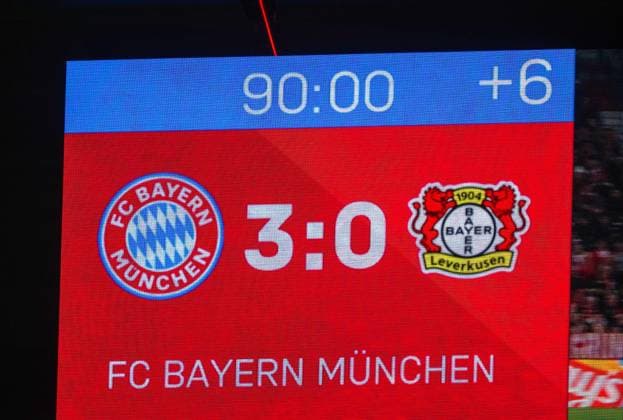 Fußball, Herren, Saison 2024 2025, Champions League (Achtelfinale, Hinspiel), FC Bayern München - Bayer Leverkusen, Anzeigetafel mit 3:0-Endstand, 05.03. 2025, Copyright: xMatthiasxKochx