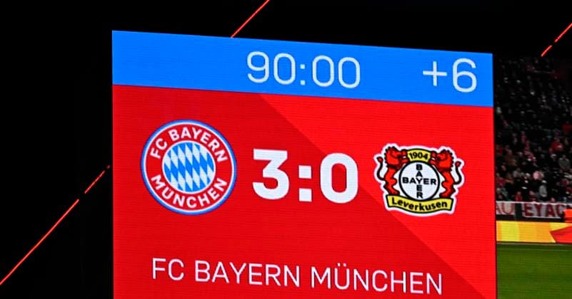 Sport Bilder des Tages 05.03.2025, Fussball UEFA Champions League 2024 2025: Achtelfinale, FC Bayern München - Bayer 04 Leverkusen, in der Allianz-Arena München. die LED Anzeigentafel mit dem Endstand 3:0
