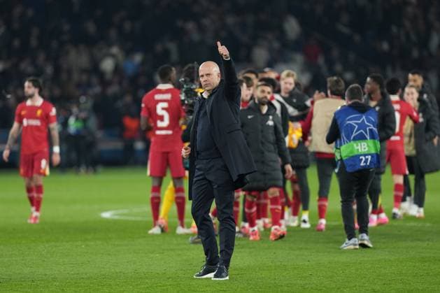 Liverpool coach Arne Slot applauds the travelling fans at the end of the match after his side wins 1-0 Paris Saint-Germain v Liverpool, UEFA Champions League, Round of 16, First Leg, Football, Parc des Princes, Paris, France - 05 Mar 2025 EDITORIAL USE ONLY No use with unauthorised audio, video, data, fixture lists, club league logos or live services. Online in-match use limited to 120 images, no video emulation. No use in betting, games or single club league player publications. Copyright: xDavexWinter Shutterstockx 15178313cm
