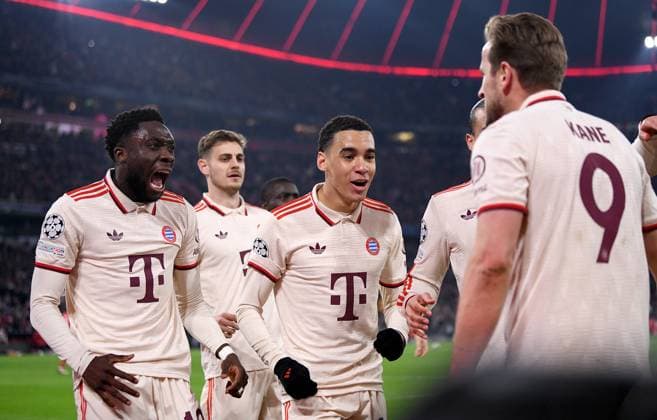 FUSSBALL CHAMPIONS LEAGUE SAISON 2024 2025 Achtelfinal Hinspiel FC Bayern Muenchen - Bayer 04 Leverkusen 05.03.2025 FC Bayern Muenchen Jubel nach dem Tor zum 3-0 mit v. li.,, Alphonso Davies, Josip Stanisic, Jamal Musiala und den Torschuetzen Harry Kane