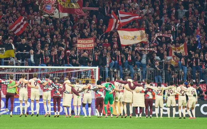 Sport Themen der Woche KW10 Sport Bilder des Tages Team fcb with fans after the round of 16 first leg match FC BAYERN MUENCHEN - BAYER 04 LEVERKUSEN of football UEFA Champions League in season 2024 2025 in Munich, Mar 5, 2025 , FCB, x.Spieltag, München