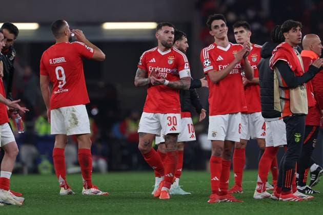 Portugal, Estadio do SL Benfica Lisbon 05. March 2025 Uefa Champions League phase 2024 25 Round of 16 S.L.Benfica - FC Barcelona, Barca v.l., Nicolas Otamendi (S.L.Benfica) enttaeuscht, enttaeuscht schauend, dissapointed, traurig, frustiert, frust, gefrustet bedankt sich bei den Fans, bedanken, Dank. Mannschaft nach dem Spiel, after the match bedankt sich bei den Fans, applauds the fans, Joao Rego (S.L.Benfica) Copyright: JoaquimxFerreira