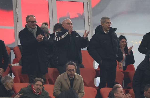 Sport Bilder des Tages Beifall von der Ehrentribuene mit Karl-Heinz RUMMENIGGE und Uli HOENESS (HOENEß), Ex Fussbalspieler, Manager und FC-Bayern Praesident. Fussball: Bayern-Leverkusen. Fußball Championsleague, FC Bayern München - Bayer 04 Leverkusen, Achtelfinale, Saison 2024-2025, am 5.03.2025 in Muenchen, A L L I A N Z A R E N A, Deutschland. Quelle Copyright Credit : Oryk HAIST