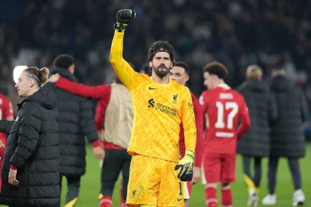 Hero goalkeeper Alisson Becker of Liverpool applauds the travelling fans at the end of the match after his side wins 1-0 Paris Saint-Germain v Liverpool, UEFA Champions League, Round of 16, First Leg, Football, Parc des Princes, Paris, France - 05 Mar 2025 EDITORIAL USE ONLY No use with unauthorised audio, video, data, fixture lists, club league logos or live services. Online in-match use limited to 120 images, no video emulation. No use in betting, games or single club league player publications. Copyright: xDavexWinter Shutterstockx 15178313ct