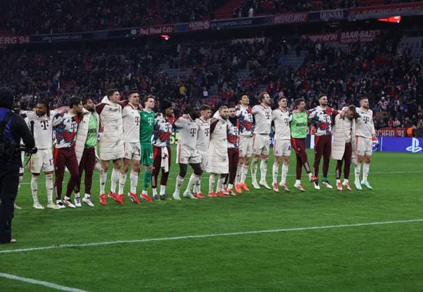 Fussball, Herren, Champions League, Saison 2024 2025, FC Bayern München - Bayer 04 Leverkusen, Achtelfinale Hinspiel,Allianz Arena Die Mannschaft des FC Bayern München zusammen beim Feiern nach dem Spiel vor der Südkurve