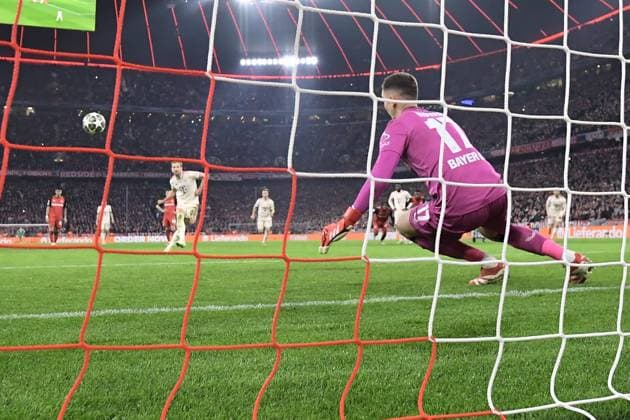 05.03.2025, xemx, Fussball UEFA Champions League, FC Bayern Muenchen - Bayer 04 Leverkusen v.l. Elfmeter Harry Kane (FC Bayern Muenchen) Torschuetze, erzielt das Tor, Treffer, scores the goal 3:0 Matej Kovar (Bayer Leverkusen) (DFL DFB REGULATIONS PROHIBIT ANY USE OF PHOTOGRAPHS as IMAGE SEQUENCES and or QUASI-VIDEO) Muenchen