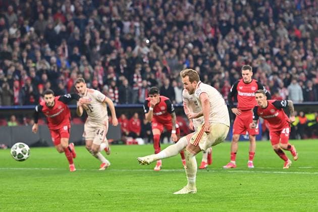 Harry KANE (Bayern Muenchen) schiesst per Elfmeter,Strafstoss das Tor zum 3-0,Aktion,Torschuss, Fussball Champions League Achtelfinale FC Bayern Muenchen - Bayer 04 Leverkusen 3-0 am 05.03.2025 , A L L I A N Z A R E N A.