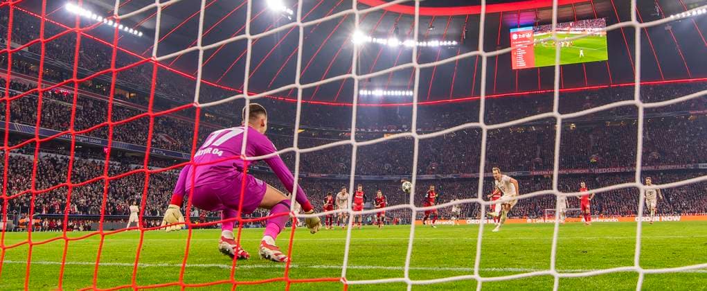 05.03.2025, Fussball UEFA Championsleague 2024 2025: Achtelfinale, FC Bayern München - Bayer Leverkusen, in der Allianz-Arena München. Torschuss zum 3:0 von Harry Kane (re, FC Bayern München) per Foulelfmeter gegen Torwart Matej Kovar (Leverkusen)