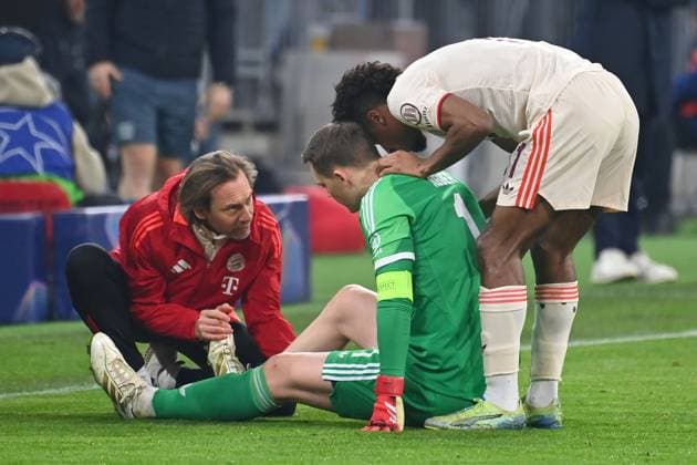 Verletzung Manuel NEUER (Torwart Bayern Muenchen), verletzt. Fussball Champions League Achtelfinale FC Bayern Muenchen - Bayer 04 Leverkusen 3-0 am 05.03.2025 , A L L I A N Z A R E N A.