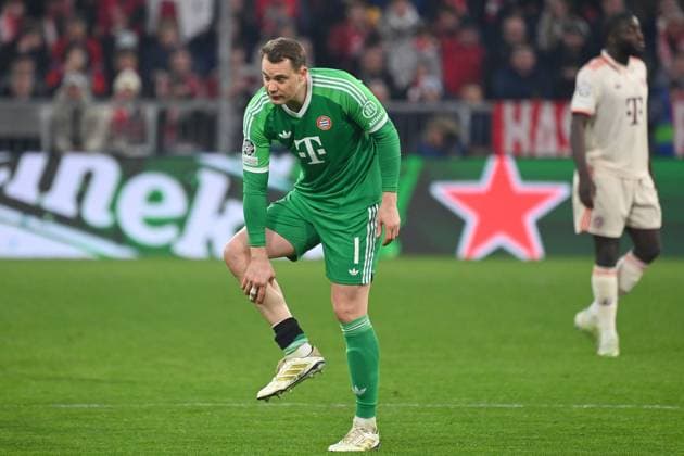 Verletzung Manuel NEUER (Torwart Bayern Muenchen), verletzt.Fasst sich an die Wade. Fussball Champions League Achtelfinale FC Bayern Muenchen - Bayer 04 Leverkusen 3-0 am 05.03.2025 , A L L I A N Z A R E N A.