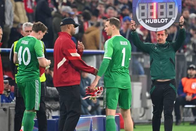 Verletzung Manuel NEUER (Torwart Bayern Muenchen), verletzt.Auswechslung mit Trainer Vincent KOMPANY (Bayern Muenchen).Li:Torwart Jonas URBIG (Bayern Muenchen) vor Einwechslung. Fussball Champions League Achtelfinale FC Bayern Muenchen - Bayer 04 Leverkusen 3-0 am 05.03.2025 , A L L I A N Z A R E N A.