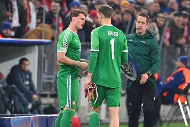 Verletzung Manuel NEUER (Torwart Bayern Muenchen), verletzt.Auswechslung mit Torwart Jonas URBIG (Bayern Muenchen) vor Einwechslung. Fussball Champions League Achtelfinale FC Bayern Muenchen - Bayer 04 Leverkusen 3-0 am 05.03.2025 , A L L I A N Z A R E N A.