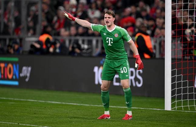 FUSSBALL CHAMPIONS LEAGUE SAISON 2024 2025 Achtelfinal Hinspiel FC Bayern Muenchen - Bayer 04 Leverkusen 05.03.2025 Torwart Jonas Urbig (FC Bayern Muenchen)