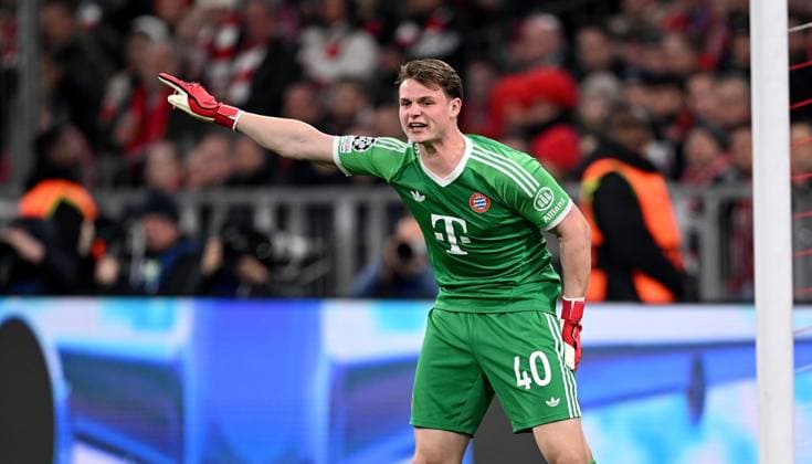 FUSSBALL CHAMPIONS LEAGUE SAISON 2024 2025 Achtelfinal Hinspiel FC Bayern Muenchen - Bayer 04 Leverkusen 05.03.2025 Torwart Jonas Urbig (FC Bayern Muenchen)