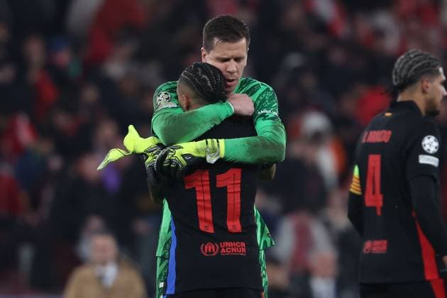 Portugal, Estadio do SL Benfica Lisbon 05. March 2025 Uefa Champions League phase 2024 25 Round of 16 S.L.Benfica - FC Barcelona, Barca v.l., Torwart Wojciech Szczesny (FC Barcelona) bedankt sich bei Raphinha (FC Barcelona) nach dem Spiel Copyright: JoaquimxFerreira