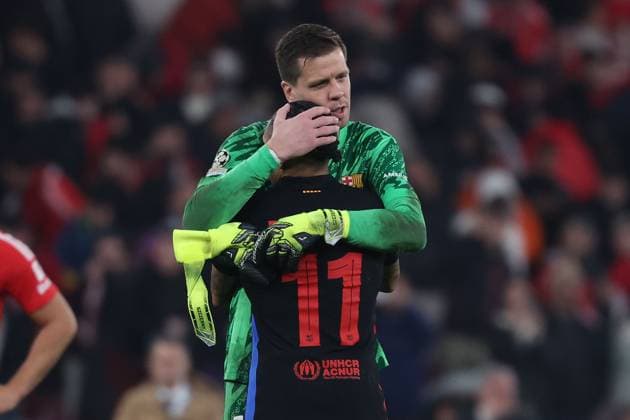 Portugal, Estadio do SL Benfica Lisbon 05. March 2025 Uefa Champions League phase 2024 25 Round of 16 S.L.Benfica - FC Barcelona, Barca v.l., Torwart Wojciech Szczesny (FC Barcelona) bedankt sich bei Raphinha (FC Barcelona) nach dem Spiel Copyright: JoaquimxFerreira