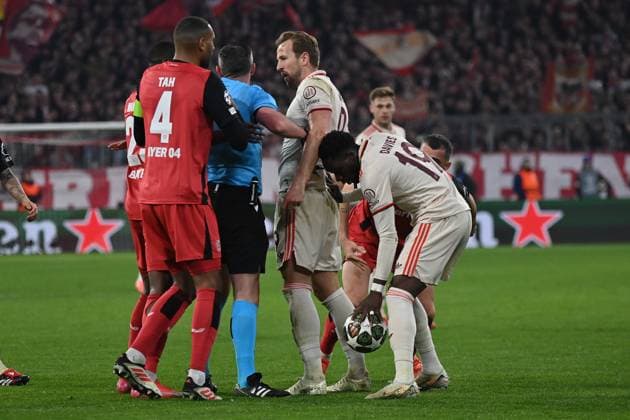 05.03.2025, xjrdrx, Fussball UEFA Champions League, FC Bayern Muenchen - Bayer 04 Leverkusen v.l. Nordi Mukiele (Bayer Leverkusen) Harry Kane (FC Bayern Muenchen) Schiedsrichter Referee Michael Oliver (England) Alphonso Davies (FC Bayern Muenchen) (DFL DFB REGULATIONS PROHIBIT ANY USE OF PHOTOGRAPHS as IMAGE SEQUENCES and or QUASI-VIDEO) Muenchen