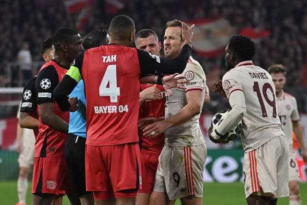 05.03.2025, xjrdrx, Fussball UEFA Champions League, FC Bayern Muenchen - Bayer 04 Leverkusen v.l. Nordi Mukiele (Bayer Leverkusen) Harry Kane (FC Bayern Muenchen) Schiedsrichter Referee Michael Oliver (England) Alphonso Davies (FC Bayern Muenchen) Granit Xhaka (Bayer Leverkusen) (DFL DFB REGULATIONS PROHIBIT ANY USE OF PHOTOGRAPHS as IMAGE SEQUENCES and or QUASI-VIDEO) Muenchen