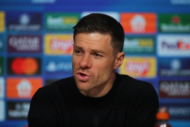 Fussball, Herren, Champions League, Saison 2024 2025, FC Bayern München - Bayer 04 Leverkusen, Achtelfinale Hinspiel,Allianz Arena Xabi Alonso, Trainer (Bayer 04 Leverkusen) auf der Pressekonferenz nach dem Spiel, Kopf, Portrait