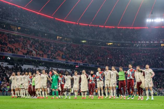 Bayern - Spieler lassen sich feiern. Fussball: Bayern-Leverkusen. Fußball Championsleague, FC Bayern München - Bayer 04 Leverkusen 3:0, Achtelfinale, Saison 2024-2025, am 5.03.2025 in Muenchen, A L L I A N Z A R E N A, Deutschland. Quelle Copyright Credit : Oryk HAIST