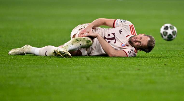 Harry Kane FC Bayern Muenchen FCB (09) verletzt Verletzung FC Bayern Muenchen FCB vs Bayer 04 Leverkusen B04 Achtelfinale Hinspiel 05.03.2025 DFL REGULATIONS PROHIBIT ANY USE OF PHOTOGRAPHS AS IMAGE SEQUENCES AND OR QUASI-VIDEO FC Bayern Muenchen FCB vs Bayer 04 Leverkusen B04