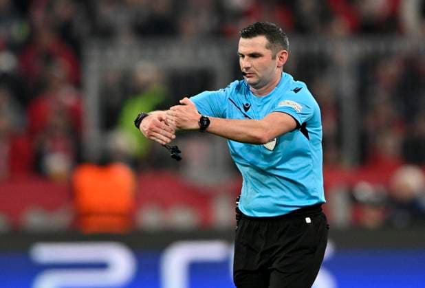 Schiedsrichter Michael Oliver (ENG) Gestik Geste Klammern Foul FC Bayern Muenchen FCB vs Bayer 04 Leverkusen B04 Achtelfinale Hinspiel 05.03.2025 DFL REGULATIONS PROHIBIT ANY USE OF PHOTOGRAPHS AS IMAGE SEQUENCES AND OR QUASI-VIDEO FC Bayern Muenchen FCB vs Bayer 04 Leverkusen B04
